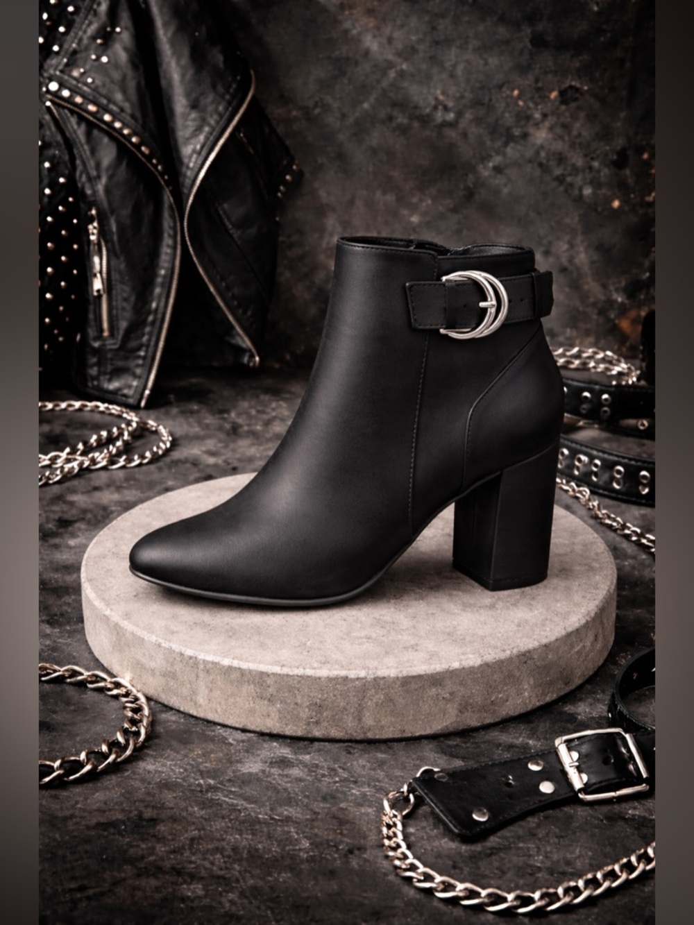 Unisa Womens Size 10W Black Boots Unrayray-R Almond Toe Block Heel Ankle Bootie